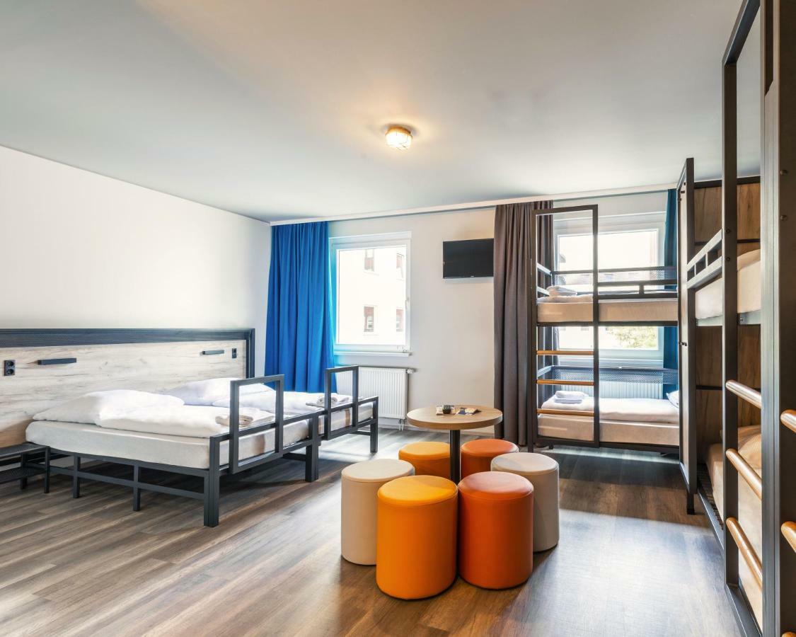 Eight-Bed Room,1276878412:JPEG